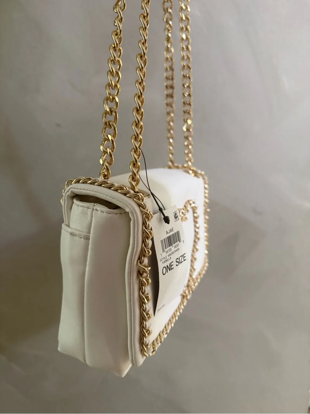 White Heart-Accent Chain Shoulder Bag